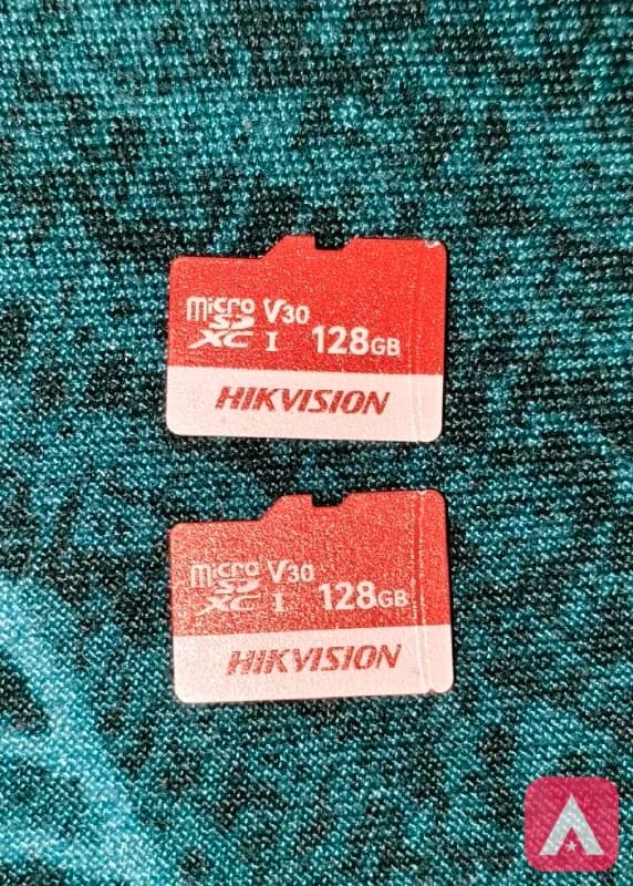 Hikvision 2×128 gb memory cards
